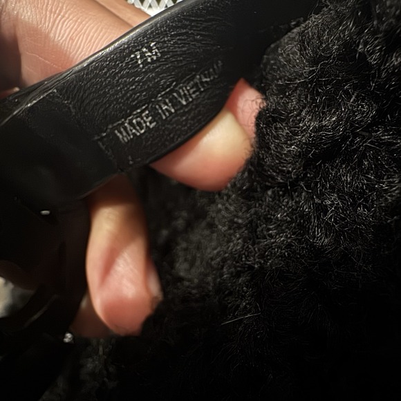 Tory‎ Burch Miller Cloud Shearling Medallion Thong Sandals Size 7 Black Casual - Picture 2 of 6